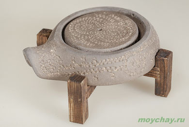 Чайный пруд на деревянной подставке глина
