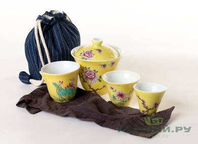 Походный набор посуды для чайной церемонии # 26333, цзиньдэчжэньский фарфор, ручная роспись : гайвань 150 мл, пиала 50 мл, пиала 30 мл, гундаобэй 75 мл, сумочка для путешествий